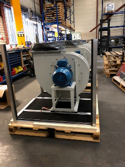 Ventilator in geluid gedempte omkasting