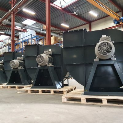 Centrifugaal ventilatoren voor de afzuiging van een straal- en conserveringshal