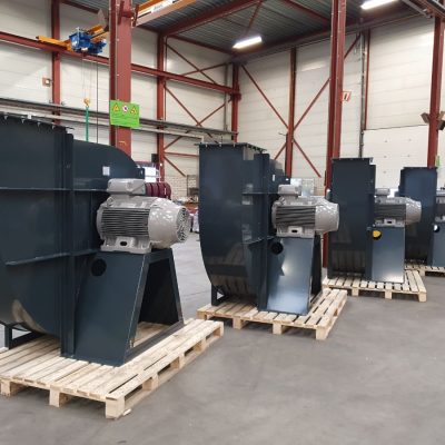 Centrifugaal ventilatoren voor de afzuiging van een straal- en conserveringshal
